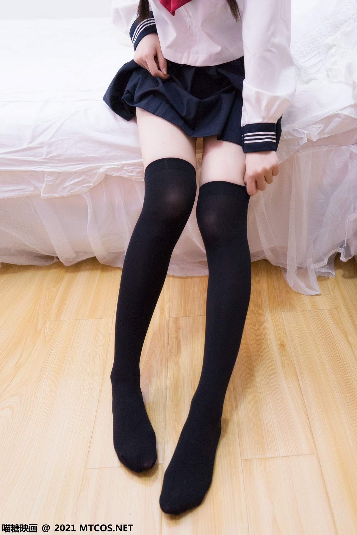 jpxgmn.cc[喵糖映画]Vol.401_水手服学妹私房黑色短裙下性感黑色腿袜秀白嫩美腿诱惑写真30P