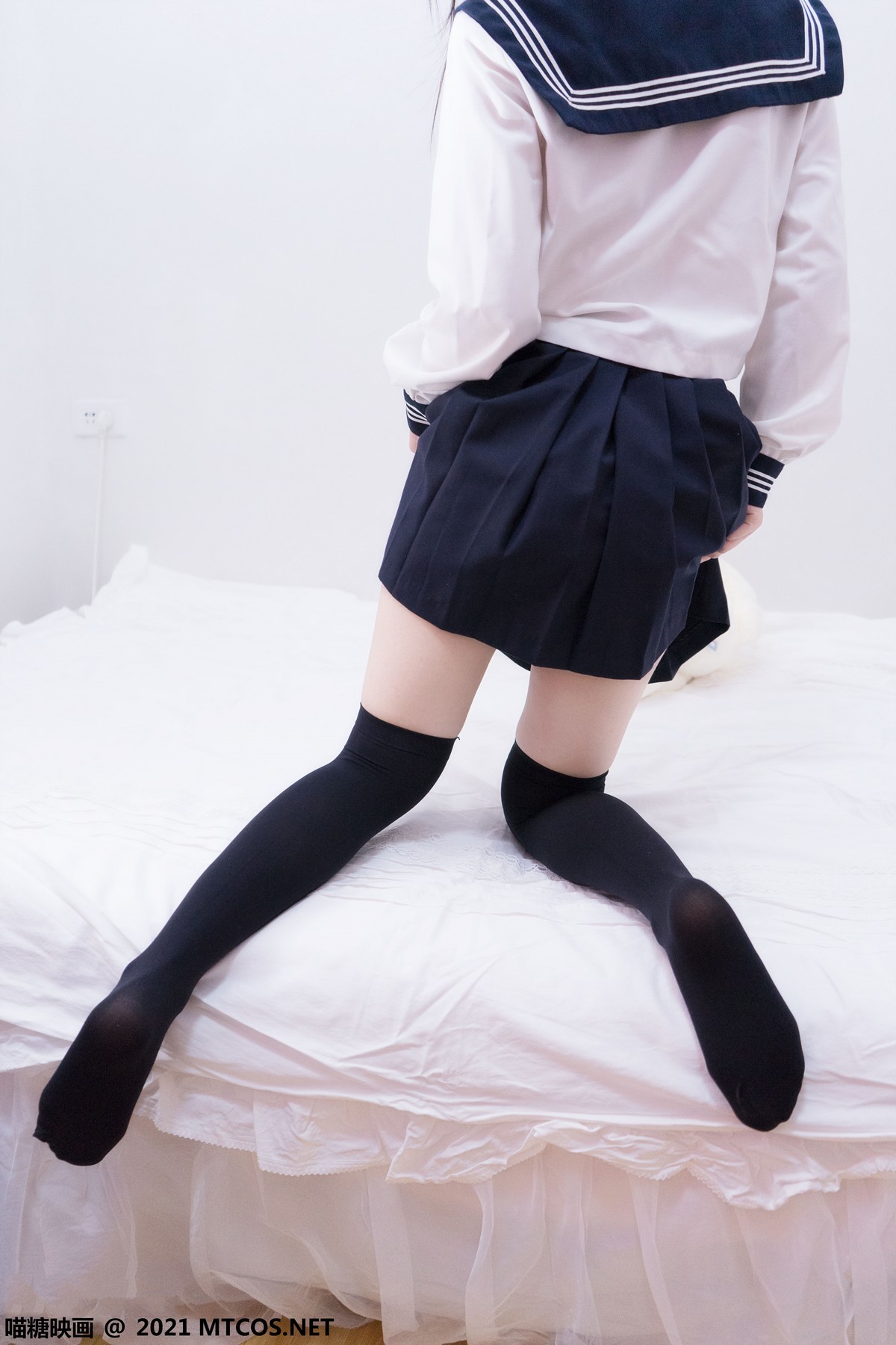 jpxgmn.cc[喵糖映画]Vol.401_水手服学妹私房黑色短裙下性感黑色腿袜秀白嫩美腿诱惑写真30P