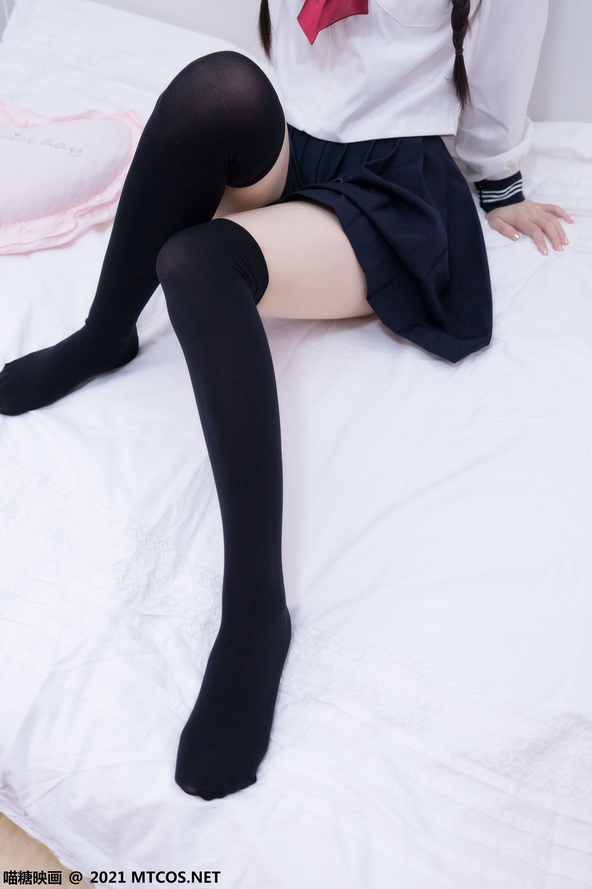 jpxgmn.cc[喵糖映画]Vol.401_水手服学妹私房黑色短裙下性感黑色腿袜秀白嫩美腿诱惑写真30P