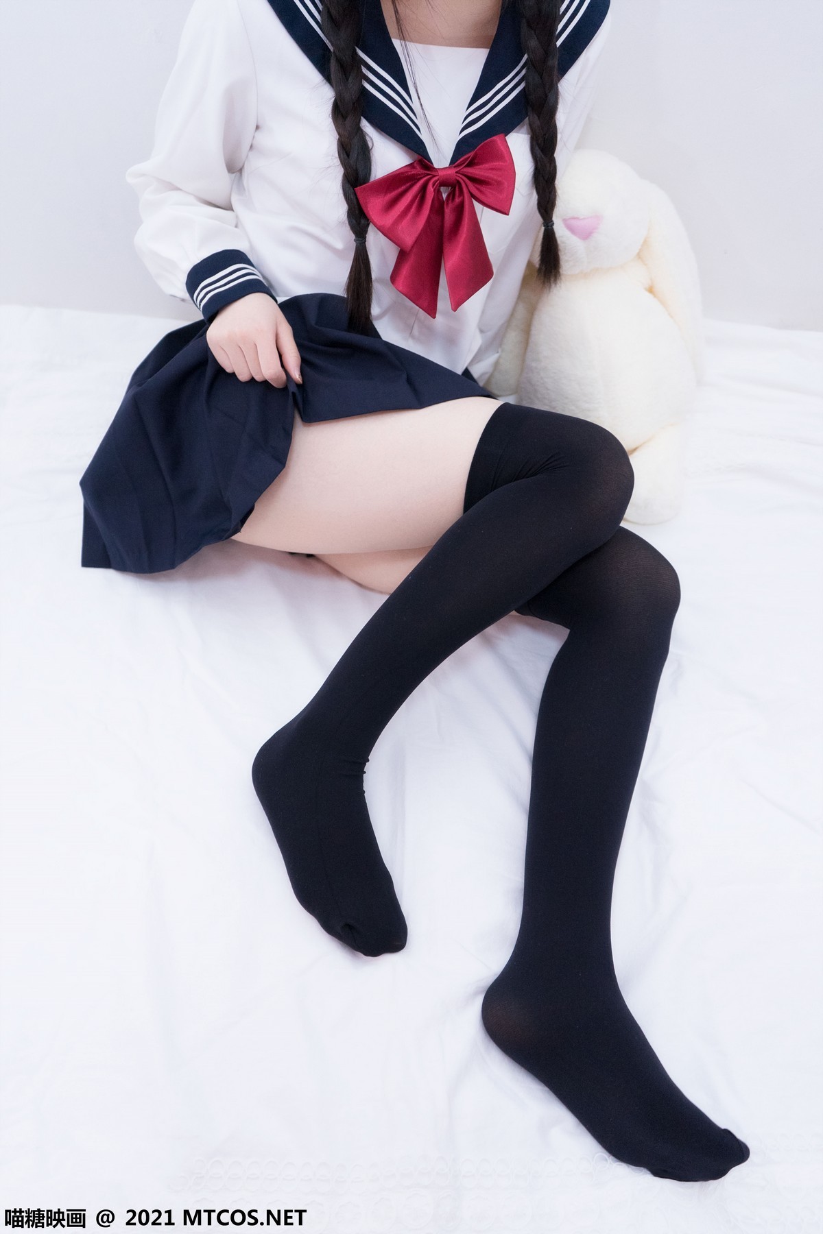 jpxgmn.cc[喵糖映画]Vol.401_水手服学妹私房黑色短裙下性感黑色腿袜秀白嫩美腿诱惑写真30P
