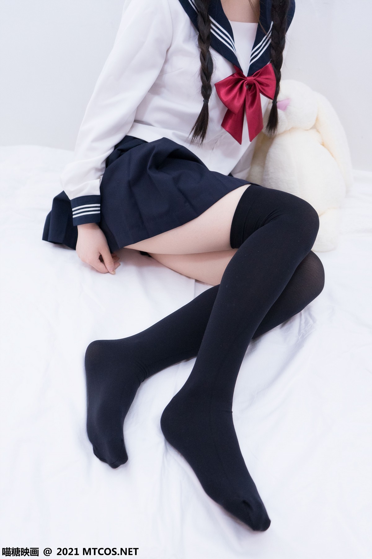 jpxgmn.cc[喵糖映画]Vol.401_水手服学妹私房黑色短裙下性感黑色腿袜秀白嫩美腿诱惑写真30P
