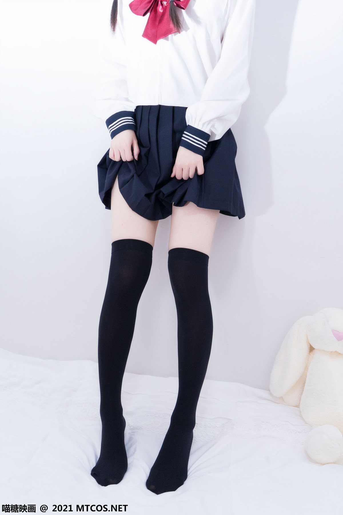 jpxgmn.cc[喵糖映画]Vol.401_水手服学妹私房黑色短裙下性感黑色腿袜秀白嫩美腿诱惑写真30P