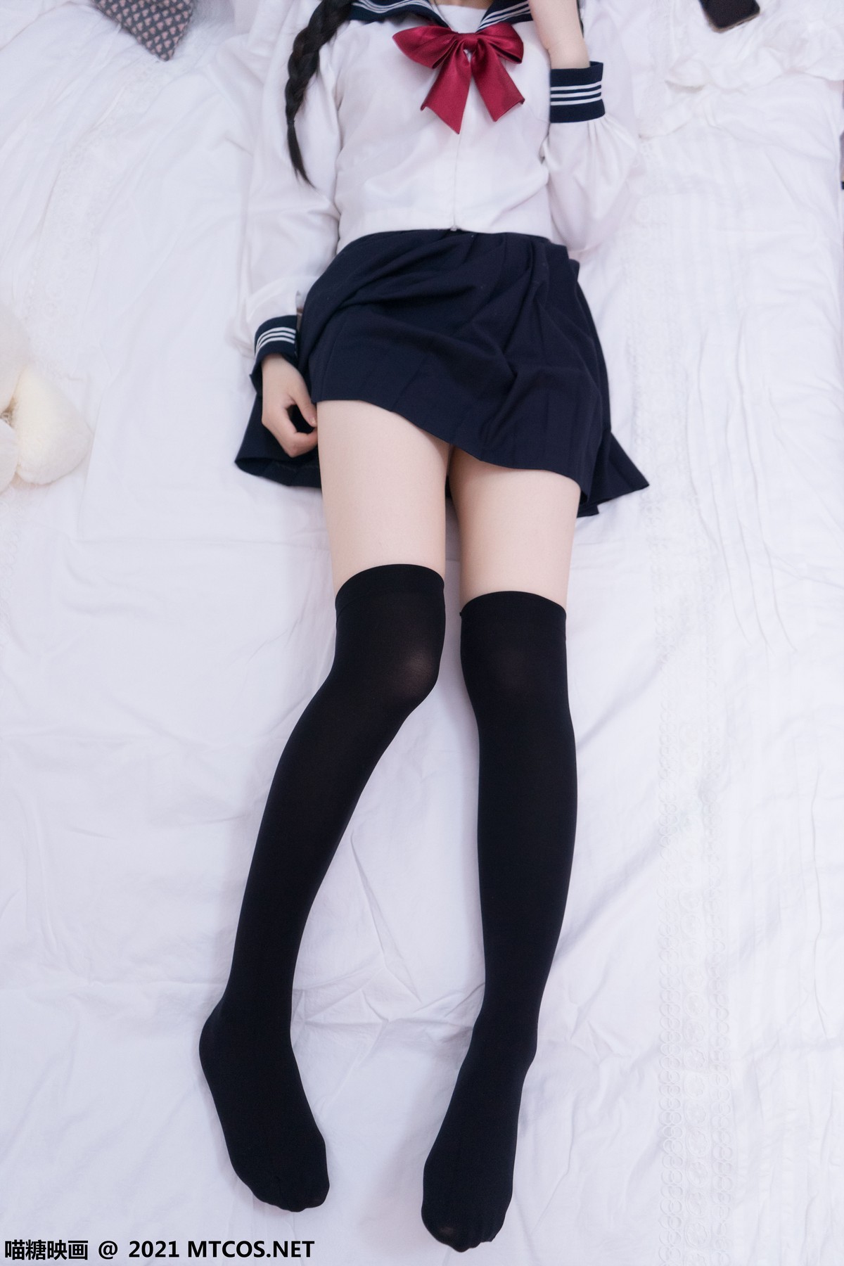 jpxgmn.cc[喵糖映画]Vol.401_水手服学妹私房黑色短裙下性感黑色腿袜秀白嫩美腿诱惑写真30P