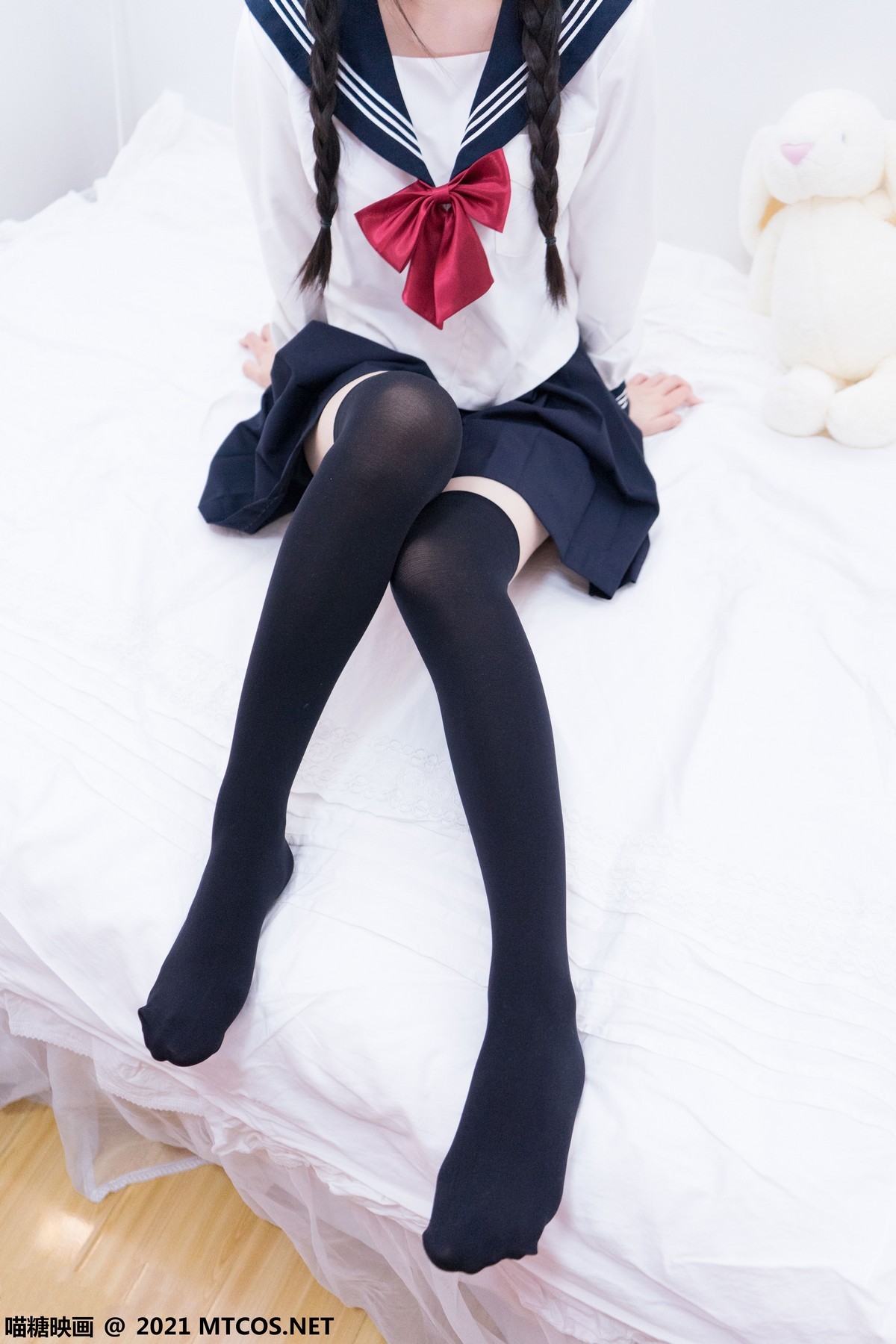 jpxgmn.cc[喵糖映画]Vol.401_水手服学妹私房黑色短裙下性感黑色腿袜秀白嫩美腿诱惑写真30P