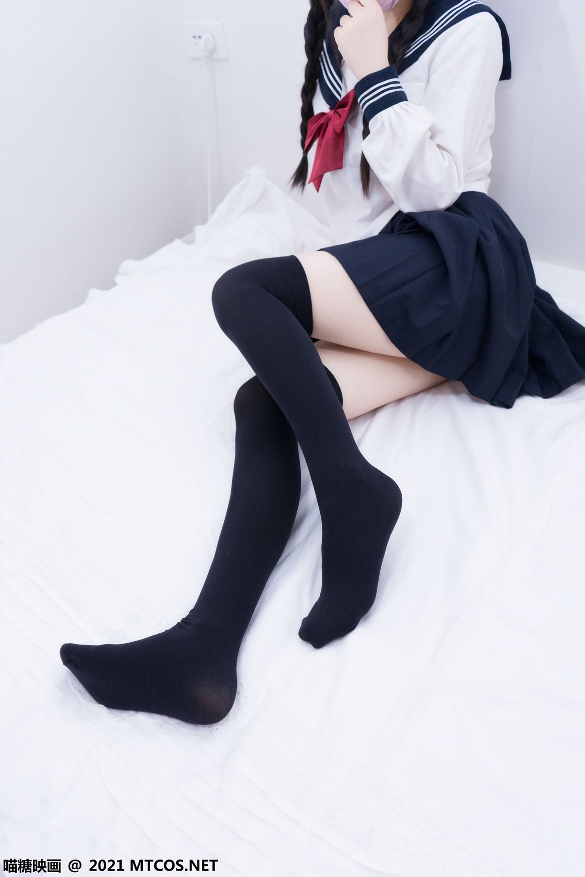 jpxgmn.cc[喵糖映画]Vol.401_水手服学妹私房黑色短裙下性感黑色腿袜秀白嫩美腿诱惑写真30P