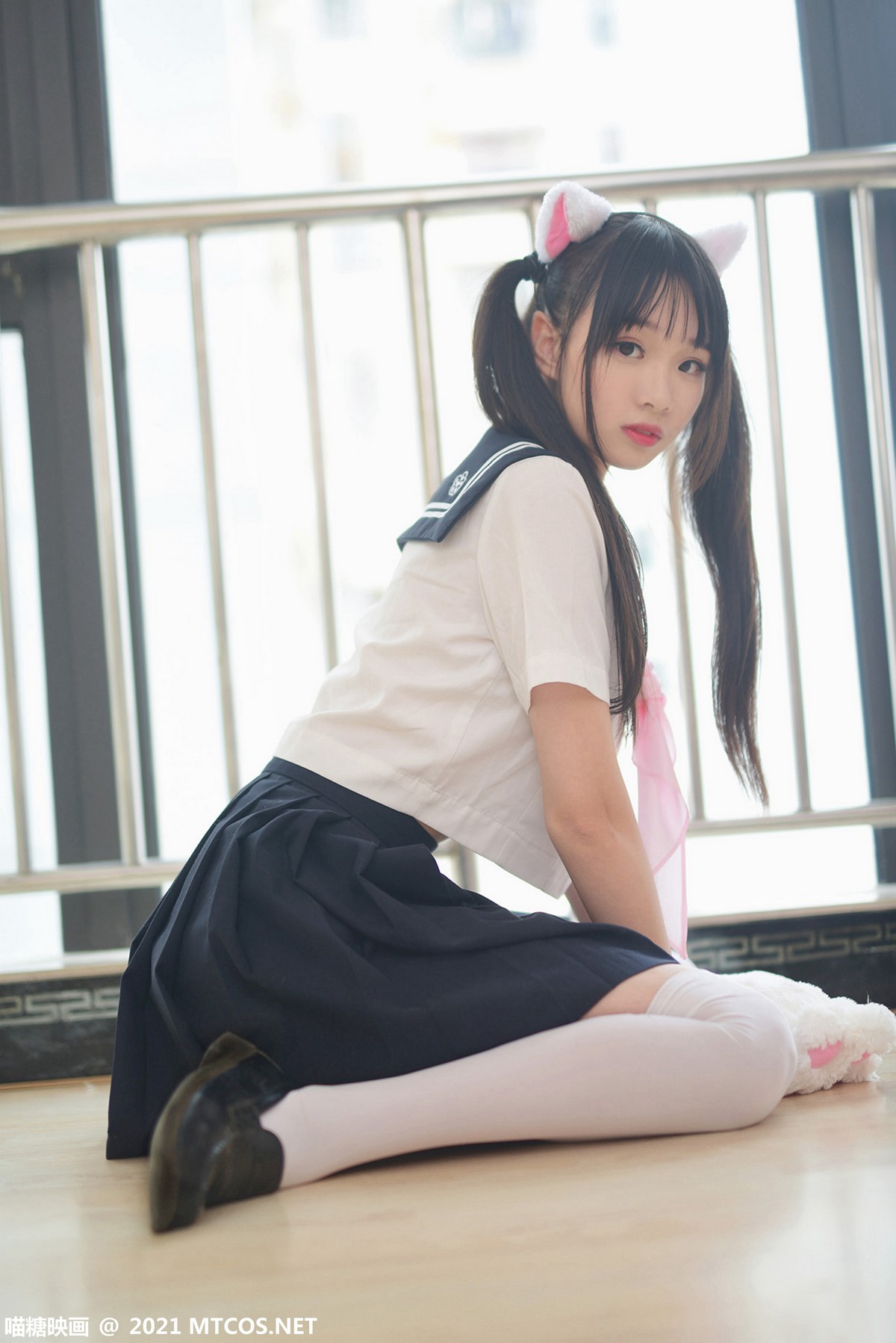 jpxgmn.cc[喵糖映画]Vol.402_粉嫩JK学妹私房性感百褶裙下白色腿袜秀美腿迷人诱惑写真47P