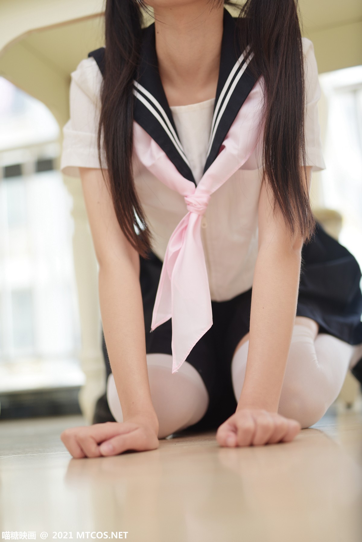 jpxgmn.cc[喵糖映画]Vol.402_粉嫩JK学妹私房性感百褶裙下白色腿袜秀美腿迷人诱惑写真47P