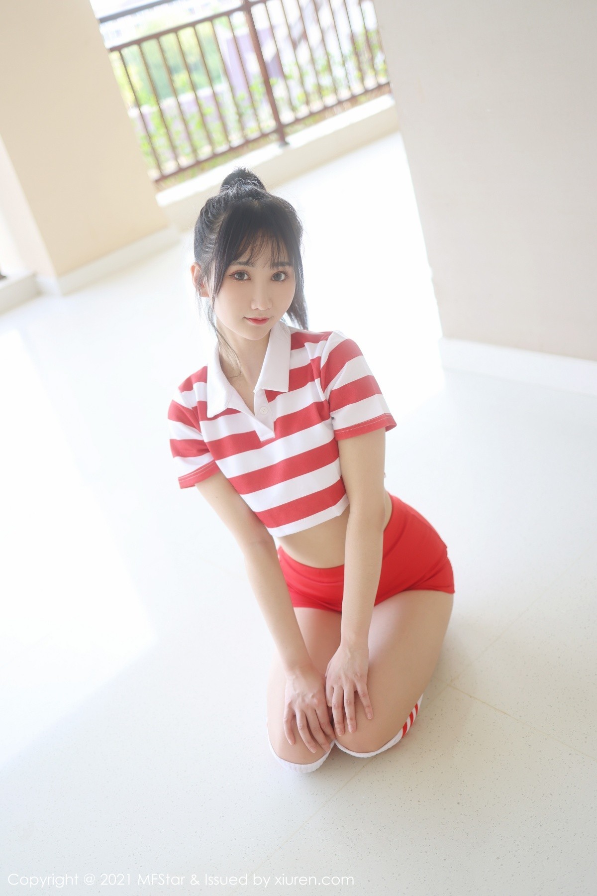 jpxgmn.cc[MFStar模范学院]Vol.489_嫩模小果冻儿丽江旅拍户外性感运动装半脱露翘臀诱惑写真49P