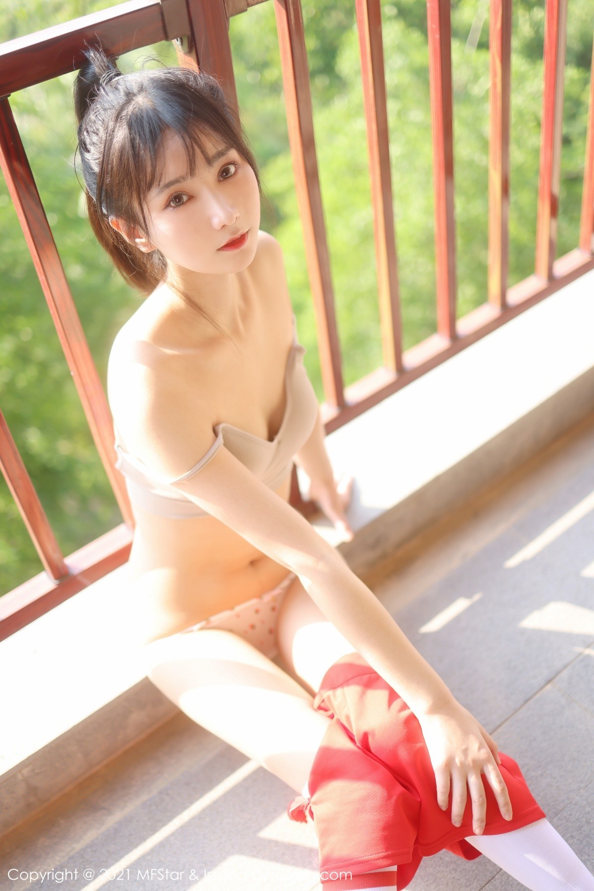 jpxgmn.cc[MFStar模范学院]Vol.489_嫩模小果冻儿丽江旅拍户外性感运动装半脱露翘臀诱惑写真49P