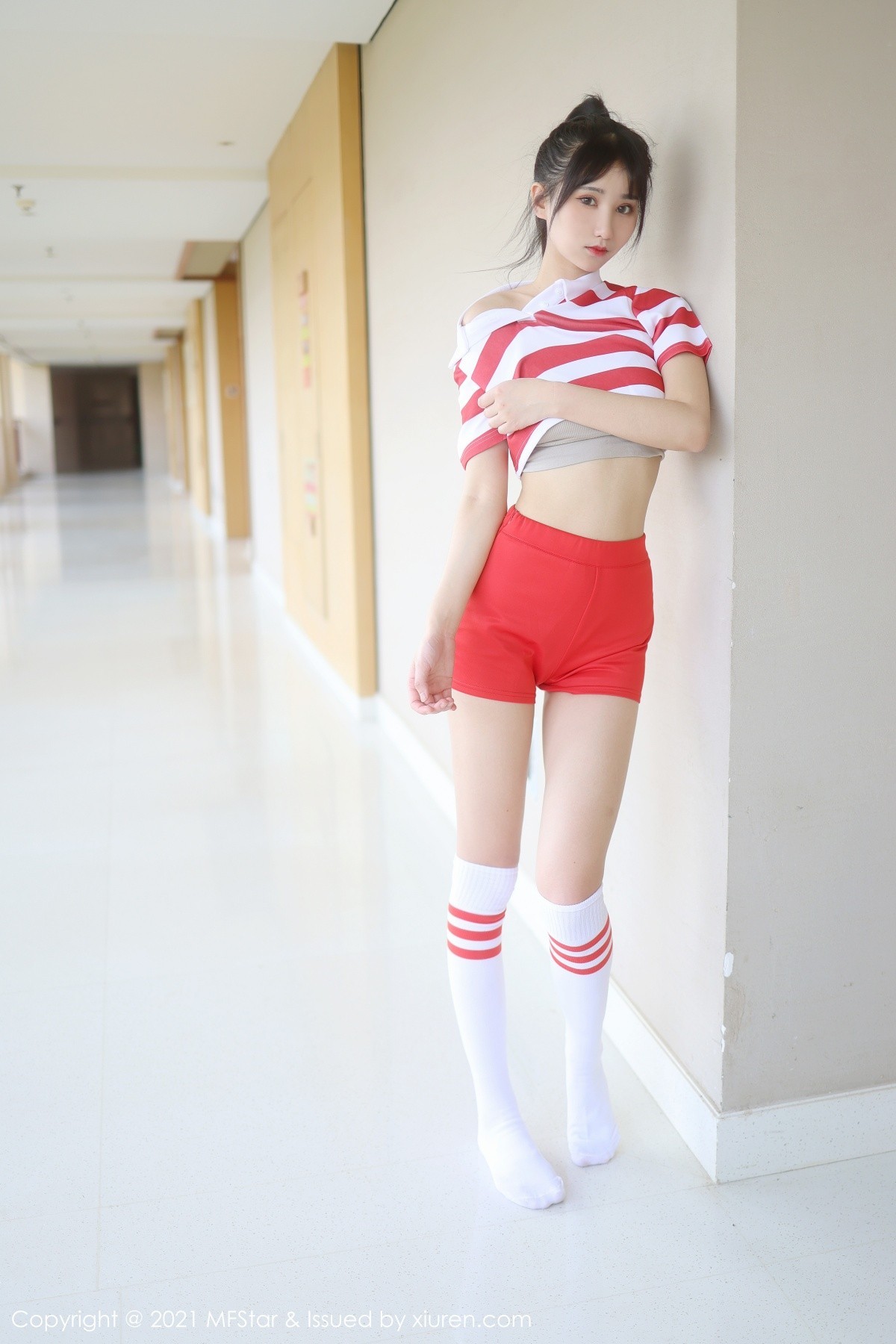 jpxgmn.cc[MFStar模范学院]Vol.489_嫩模小果冻儿丽江旅拍户外性感运动装半脱露翘臀诱惑写真49P