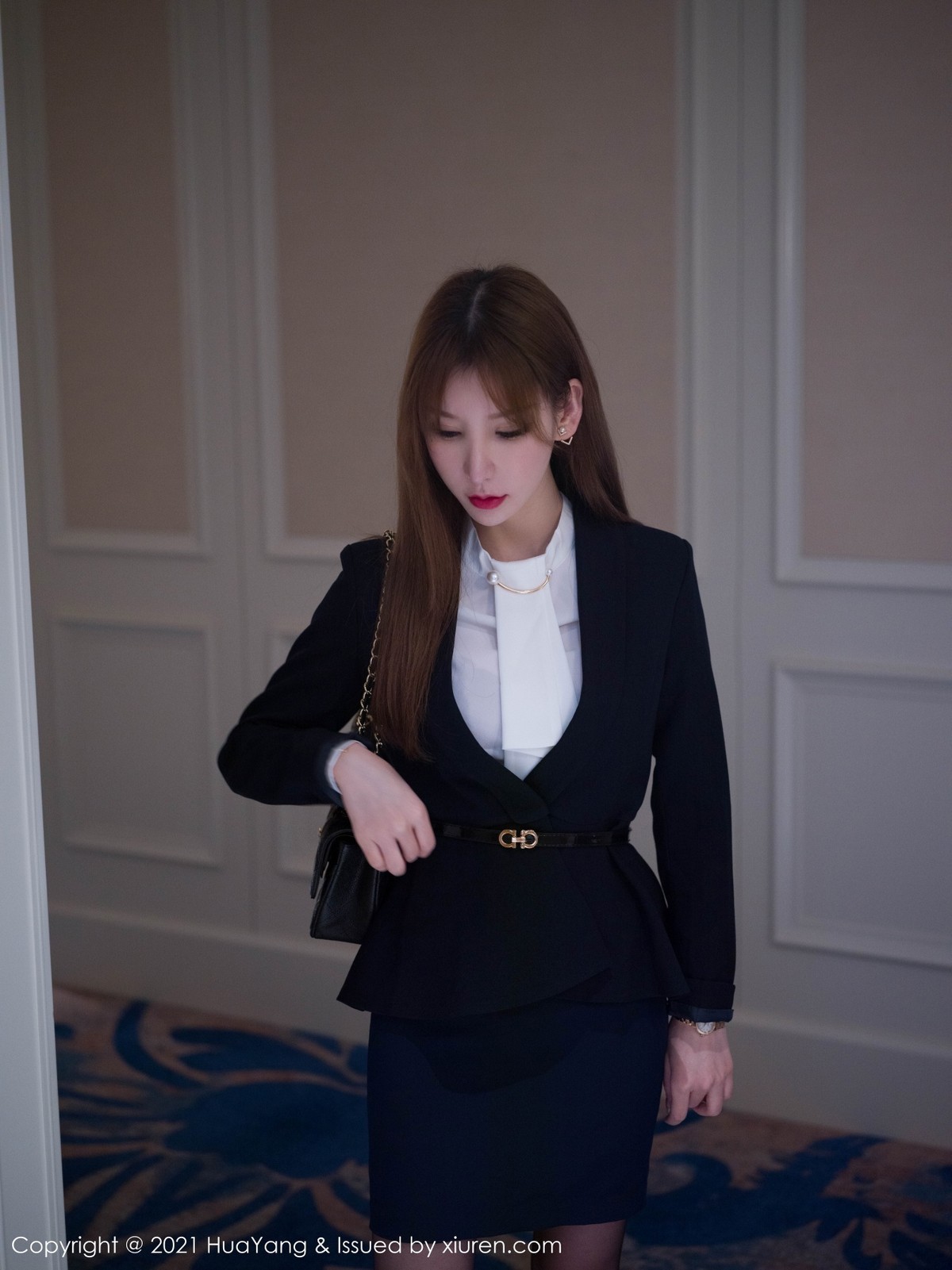 jpxgmn.cc[HuaYang花漾]Vol.397_女神周于希Sandy厦门旅拍私房白色浴袍半脱秀豪乳诱惑写真75P