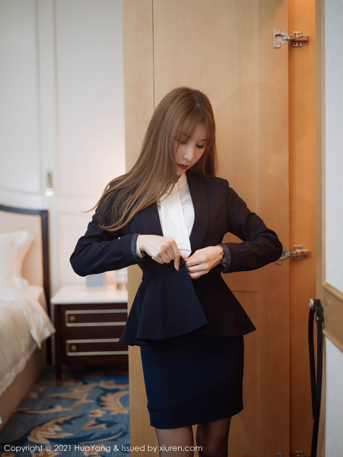 jpxgmn.cc[HuaYang花漾]Vol.397_女神周于希Sandy厦门旅拍私房白色浴袍半脱秀豪乳诱惑写真75P