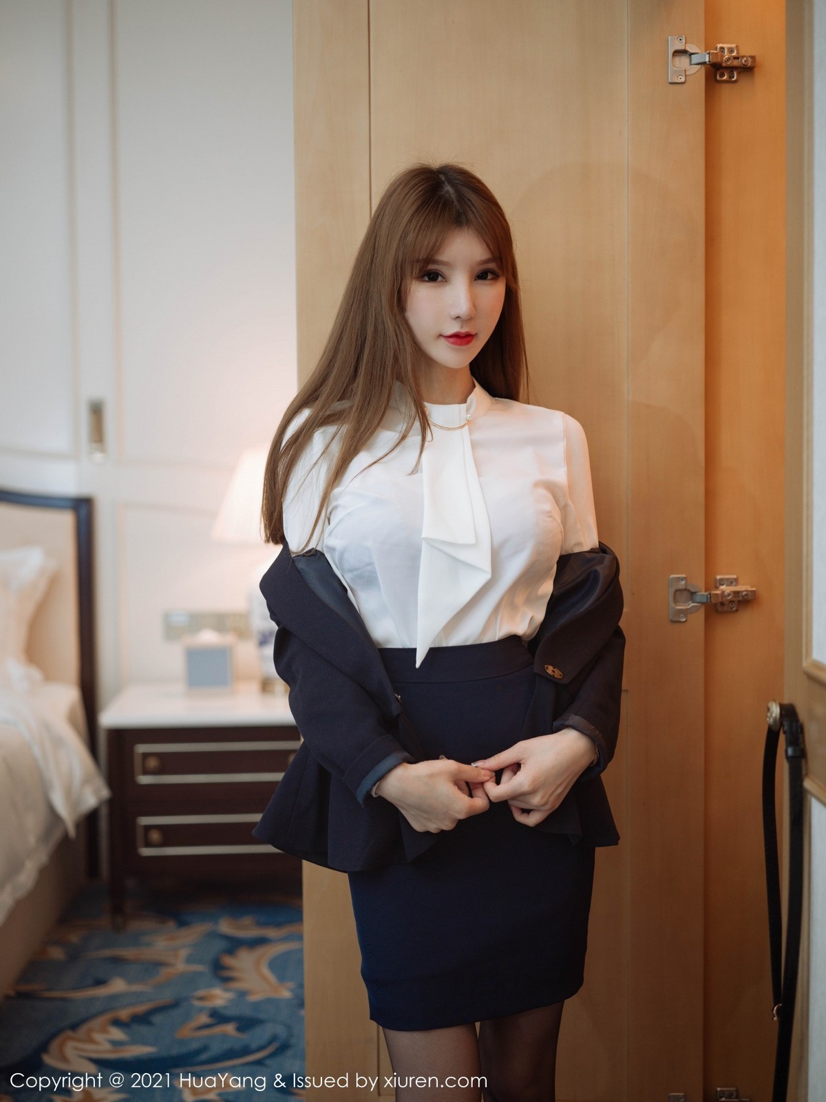 jpxgmn.cc[HuaYang花漾]Vol.397_女神周于希Sandy厦门旅拍私房白色浴袍半脱秀豪乳诱惑写真75P