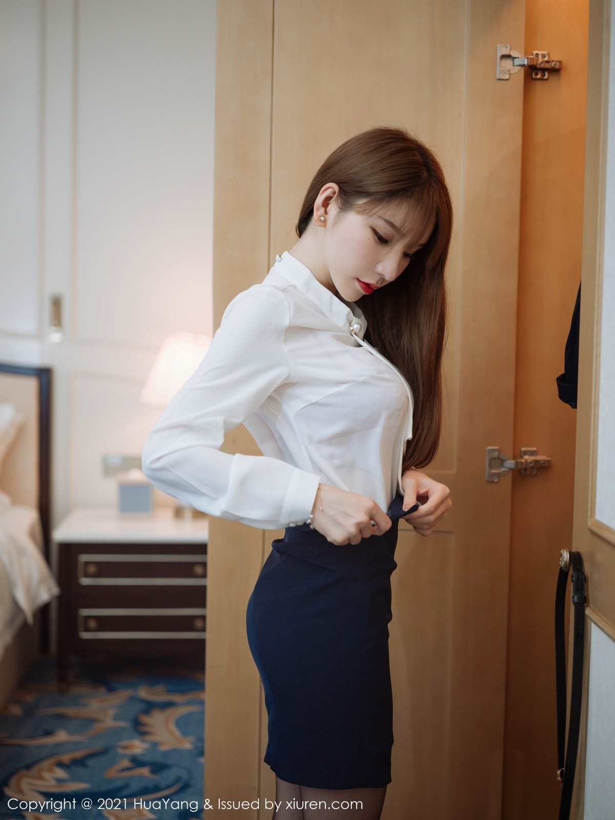 jpxgmn.cc[HuaYang花漾]Vol.397_女神周于希Sandy厦门旅拍私房白色浴袍半脱秀豪乳诱惑写真75P