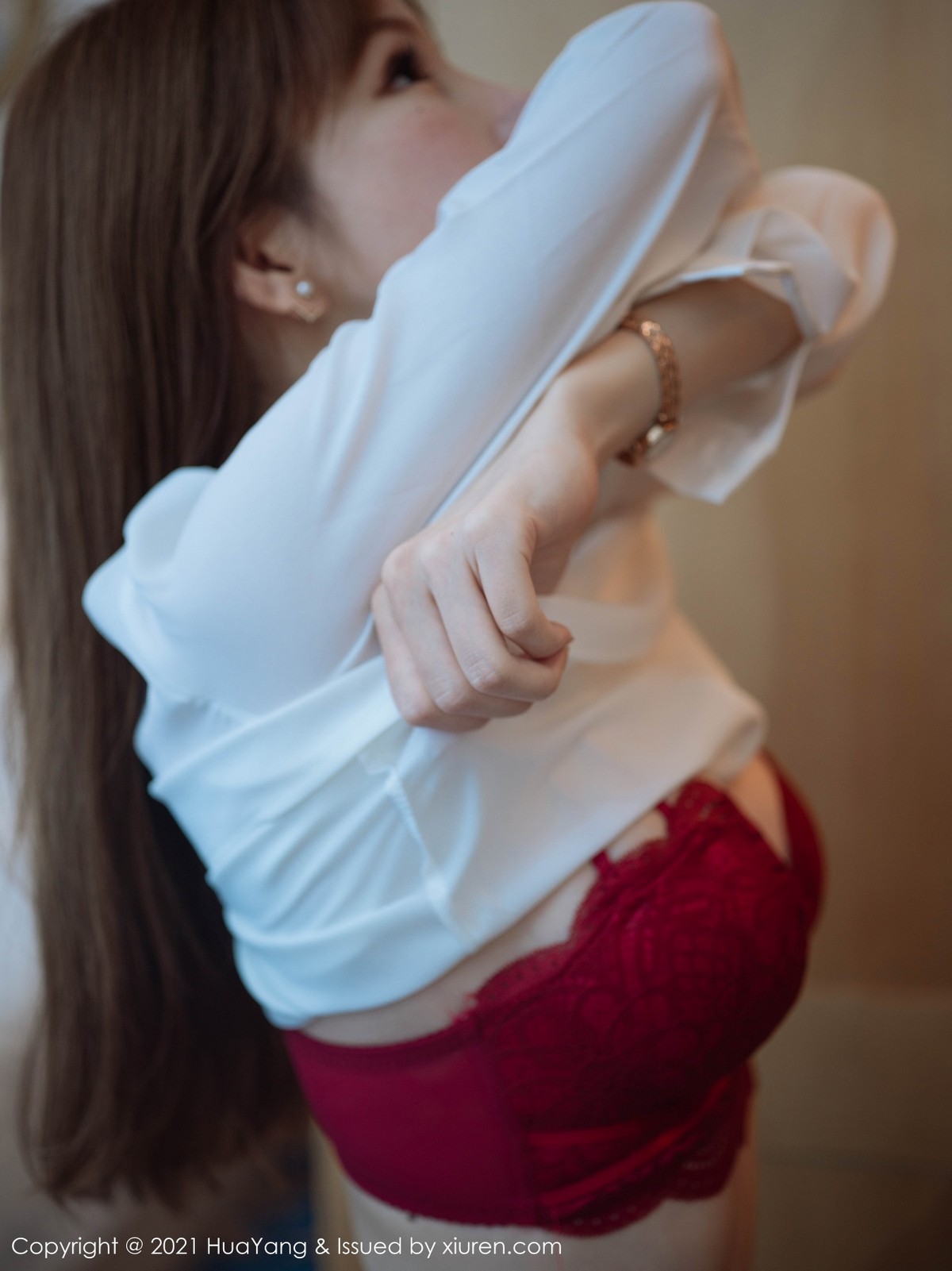 jpxgmn.cc[HuaYang花漾]Vol.397_女神周于希Sandy厦门旅拍私房白色浴袍半脱秀豪乳诱惑写真75P