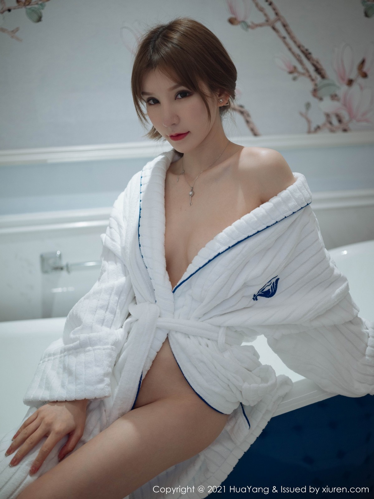 jpxgmn.cc[HuaYang花漾]Vol.397_女神周于希Sandy厦门旅拍私房白色浴袍半脱秀豪乳诱惑写真75P