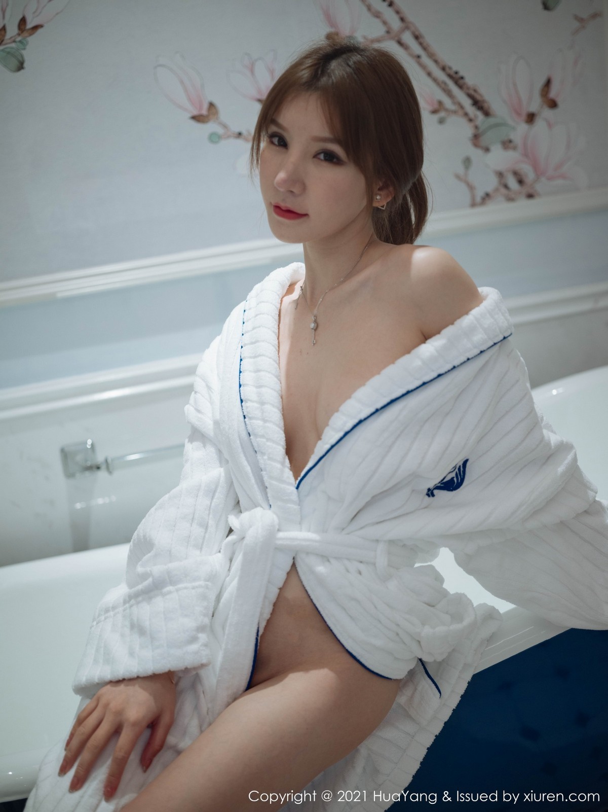 jpxgmn.cc[HuaYang花漾]Vol.397_女神周于希Sandy厦门旅拍私房白色浴袍半脱秀豪乳诱惑写真75P