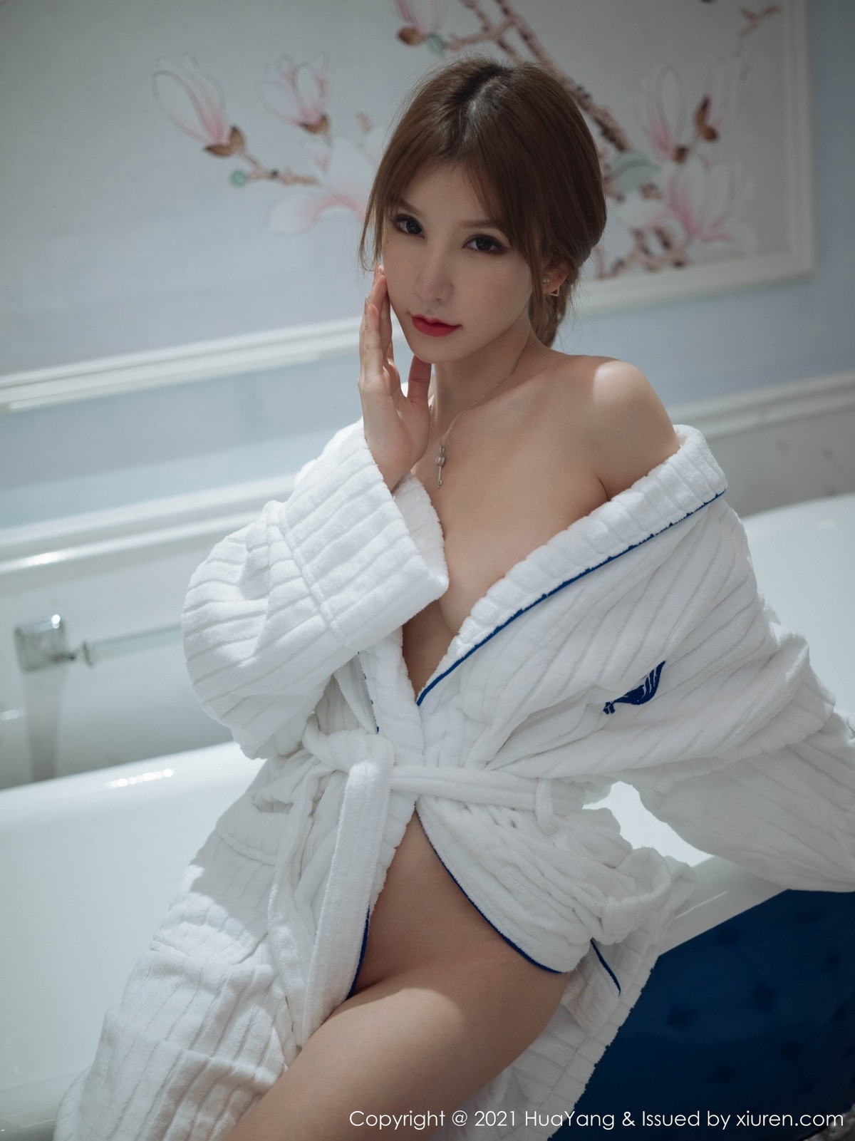 jpxgmn.cc[HuaYang花漾]Vol.397_女神周于希Sandy厦门旅拍私房白色浴袍半脱秀豪乳诱惑写真75P