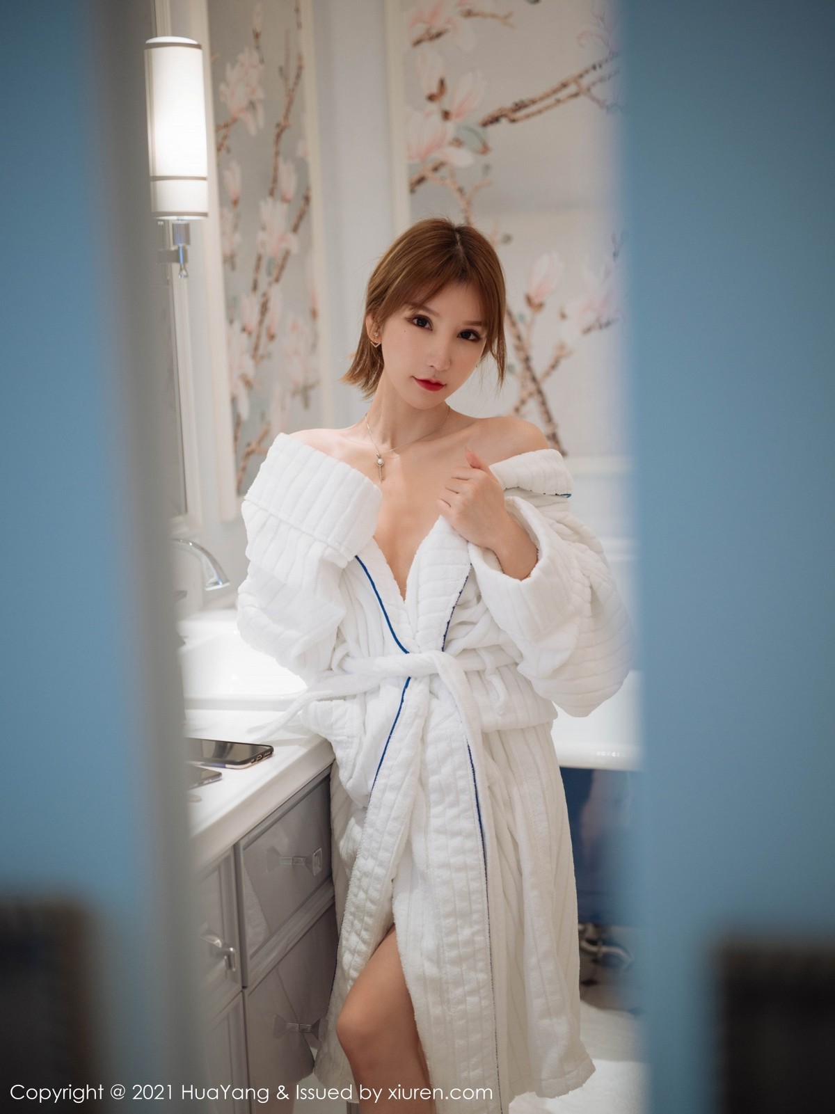 jpxgmn.cc[HuaYang花漾]Vol.397_女神周于希Sandy厦门旅拍私房白色浴袍半脱秀豪乳诱惑写真75P
