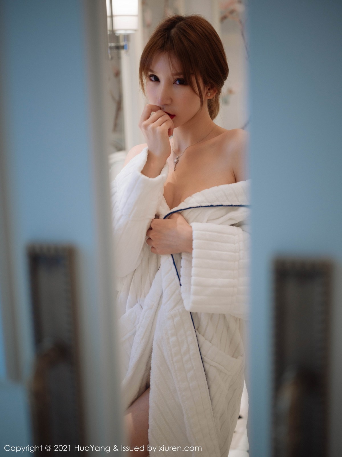jpxgmn.cc[HuaYang花漾]Vol.397_女神周于希Sandy厦门旅拍私房白色浴袍半脱秀豪乳诱惑写真75P
