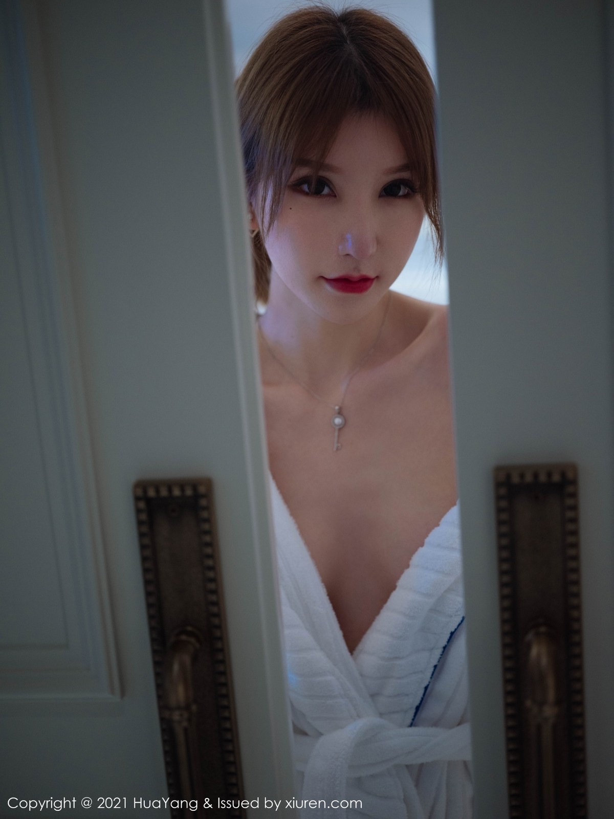jpxgmn.cc[HuaYang花漾]Vol.397_女神周于希Sandy厦门旅拍私房白色浴袍半脱秀豪乳诱惑写真75P