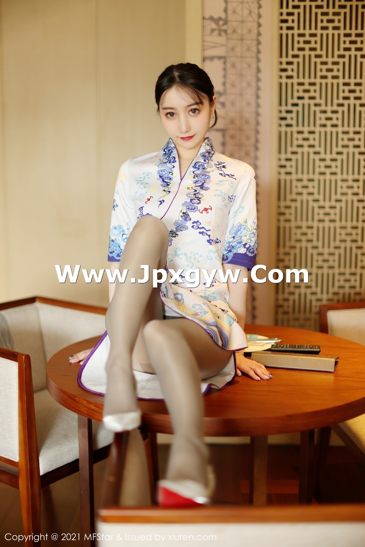 jpxgmn.cc[MFStar模范学院]Vol.490_嫩模水水er丽江旅拍私房古韵旗袍配超薄丝袜秀翘臀诱惑写真58P