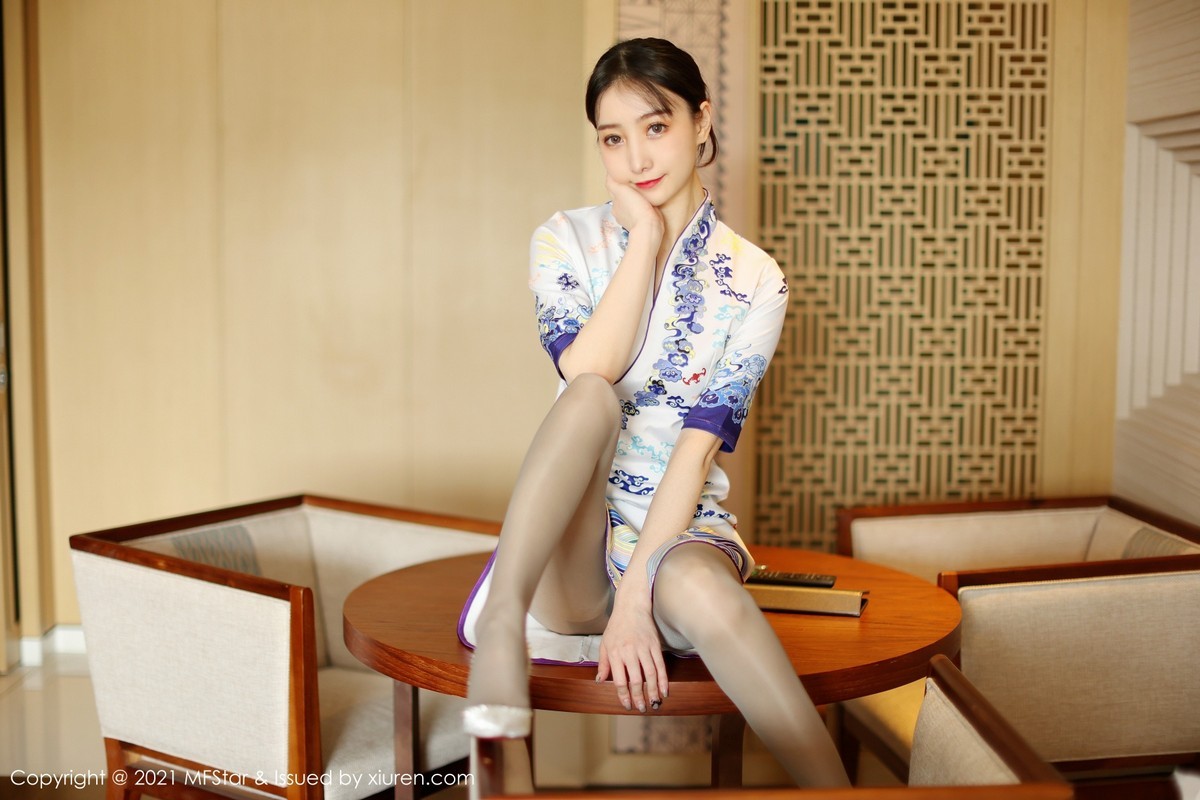 jpxgmn.cc[MFStar模范学院]Vol.490_嫩模水水er丽江旅拍私房古韵旗袍配超薄丝袜秀翘臀诱惑写真58P