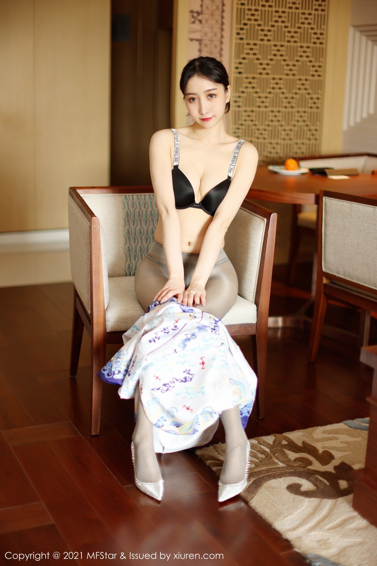 jpxgmn.cc[MFStar模范学院]Vol.490_嫩模水水er丽江旅拍私房古韵旗袍配超薄丝袜秀翘臀诱惑写真58P