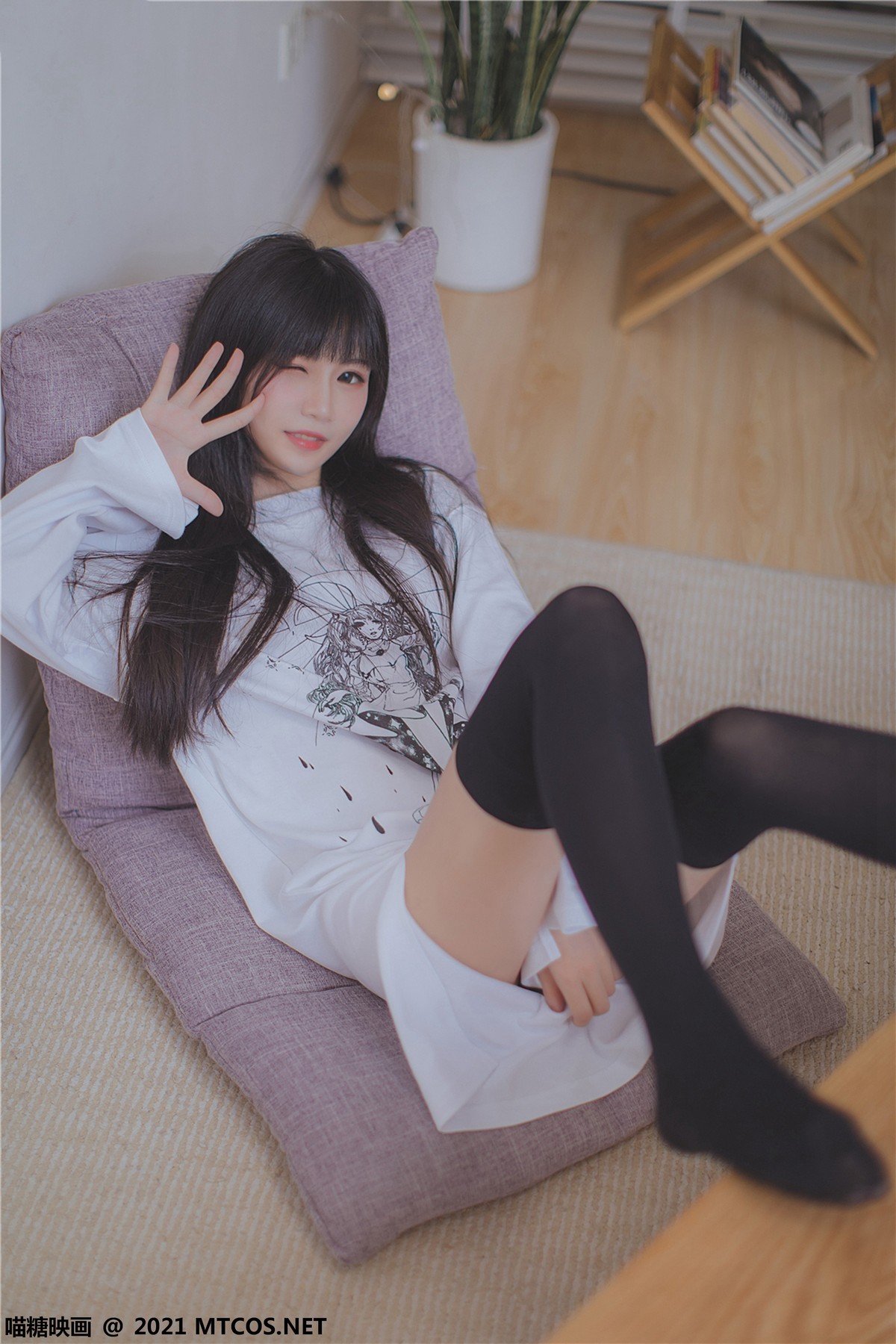 jpxgmn.cc[喵糖映画]Vol.403_秀发美少女私房性感白色长T配黑丝腿袜秀白嫩美腿诱惑写真42P
