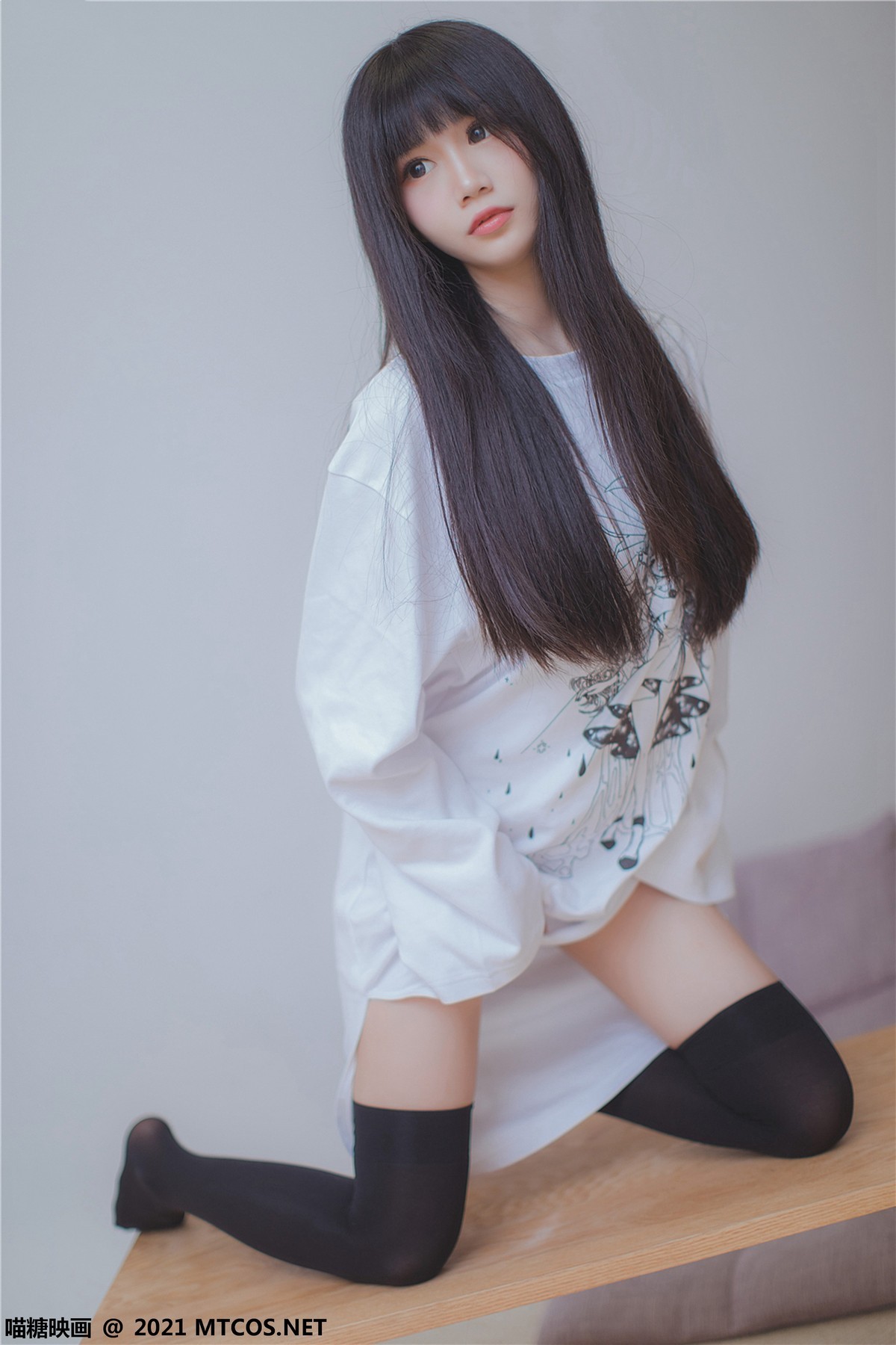 jpxgmn.cc[喵糖映画]Vol.403_秀发美少女私房性感白色长T配黑丝腿袜秀白嫩美腿诱惑写真42P
