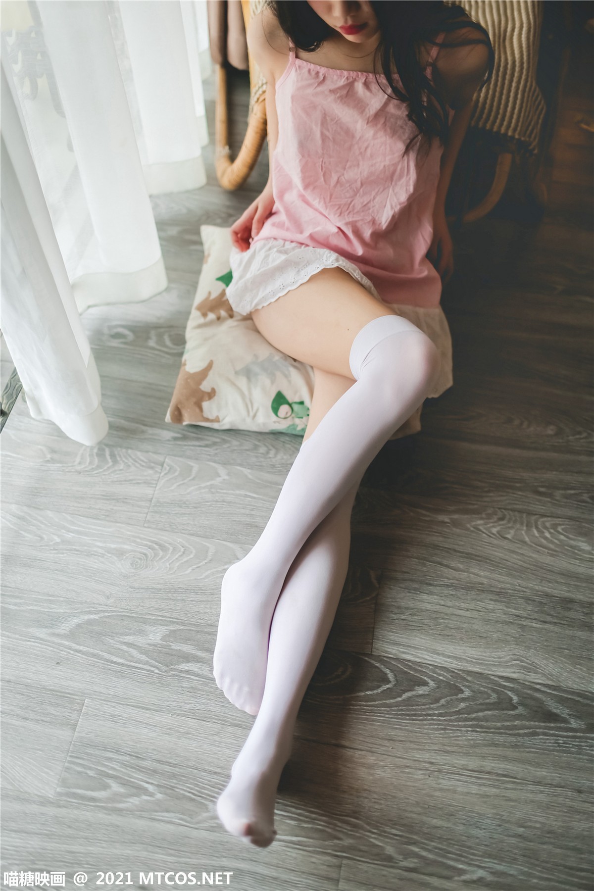 jpxgmn.cc[喵糖映画]Vol.406_粉色吊带睡裙美女私房白丝腿袜秀白嫩美腿迷人诱惑写真28P