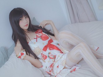 Vol.407_齐刘海美少女私人床上草莓小裙子配白丝袜秀美腿性感写真40P