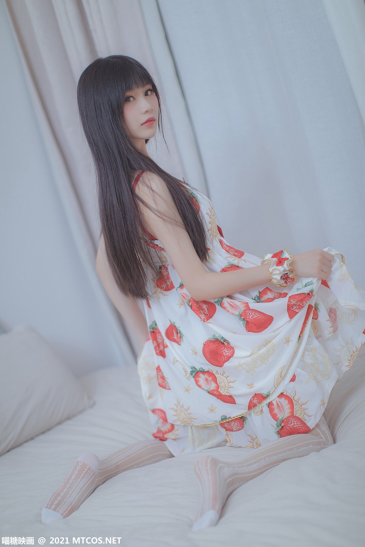 jpxgmn.cc[喵糖映画]Vol.407_齐刘海美少女私房床上草莓小裙子配白丝袜秀美腿性感写真40P
