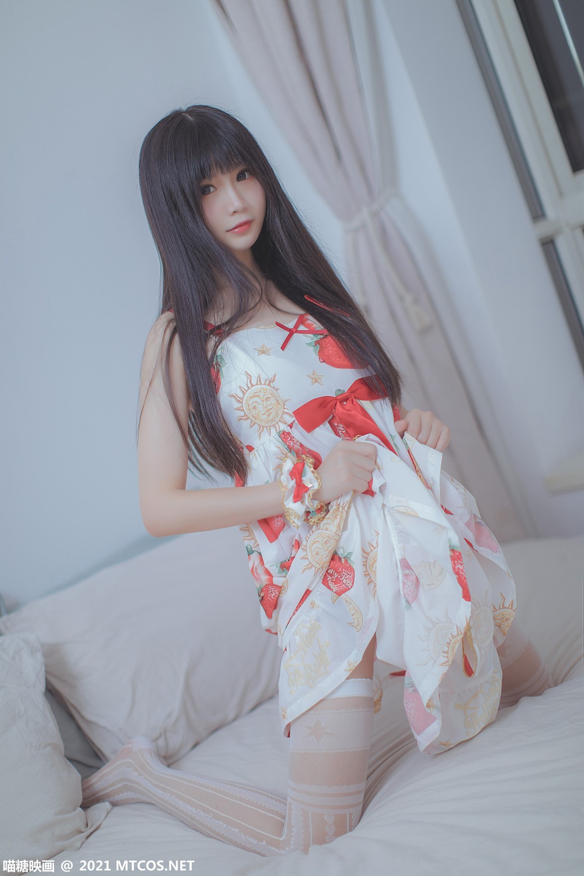 jpxgmn.cc[喵糖映画]Vol.407_齐刘海美少女私房床上草莓小裙子配白丝袜秀美腿性感写真40P