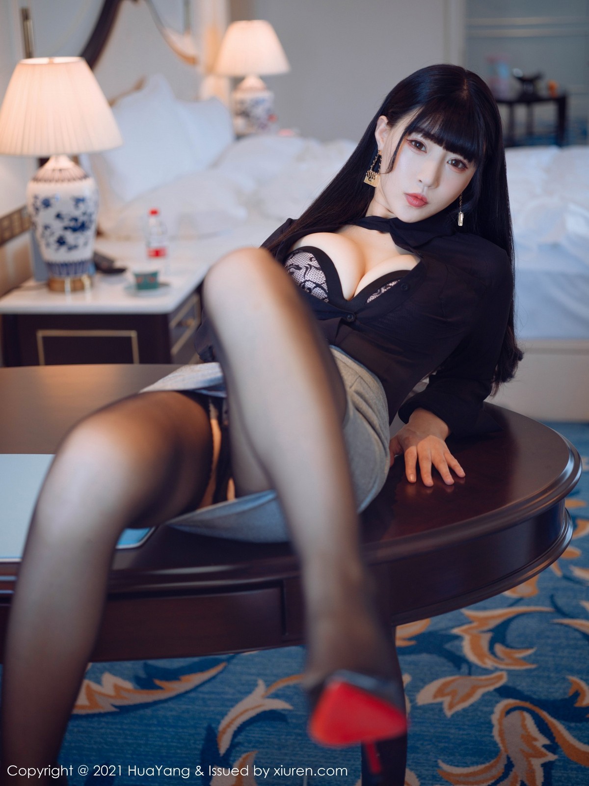 jpxgmn.cc[HuaYang花漾]Vol.401_女神朱可儿Flower厦门旅拍黑色内衣配开档黑丝裤袜诱惑写真51P