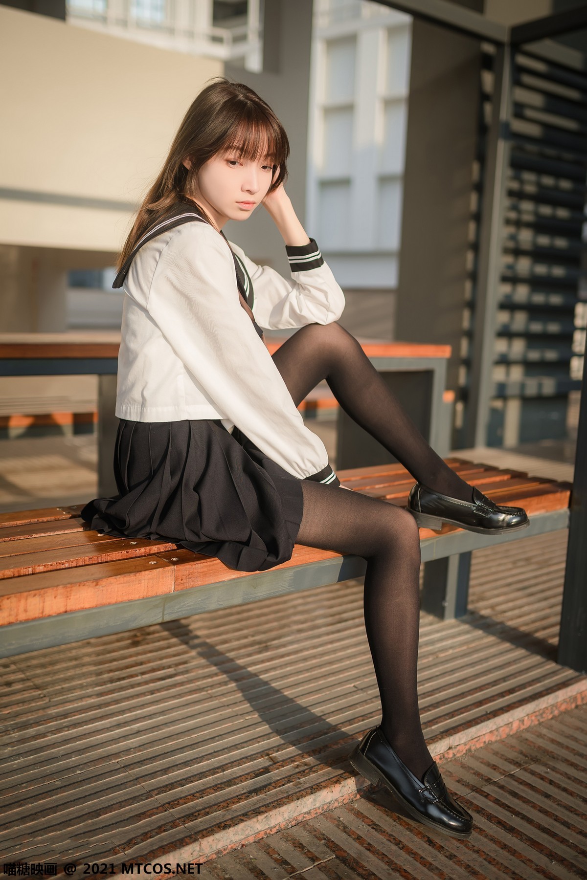 jpxgmn.cc[喵糖映画]Vol.409_美少女夕阳黄昏下JK制服黑短裙下黑丝裤袜秀美腿迷人写真33P