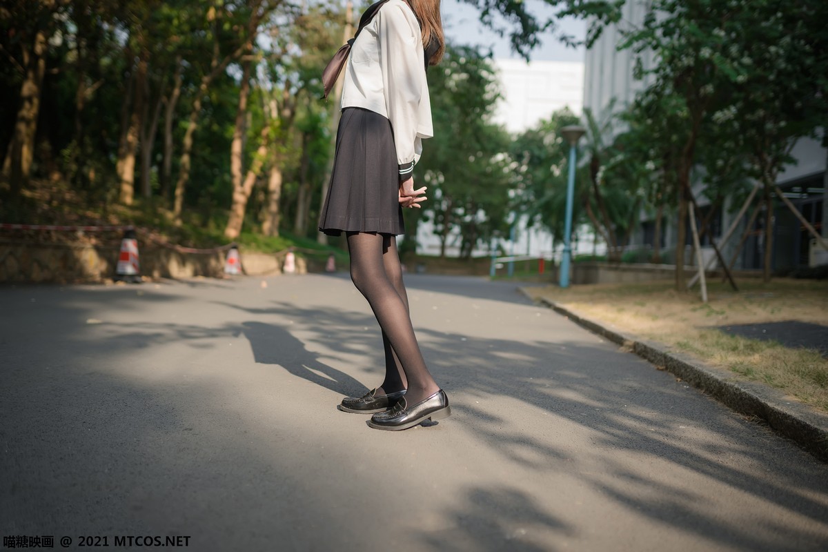 jpxgmn.cc[喵糖映画]Vol.409_美少女夕阳黄昏下JK制服黑短裙下黑丝裤袜秀美腿迷人写真33P