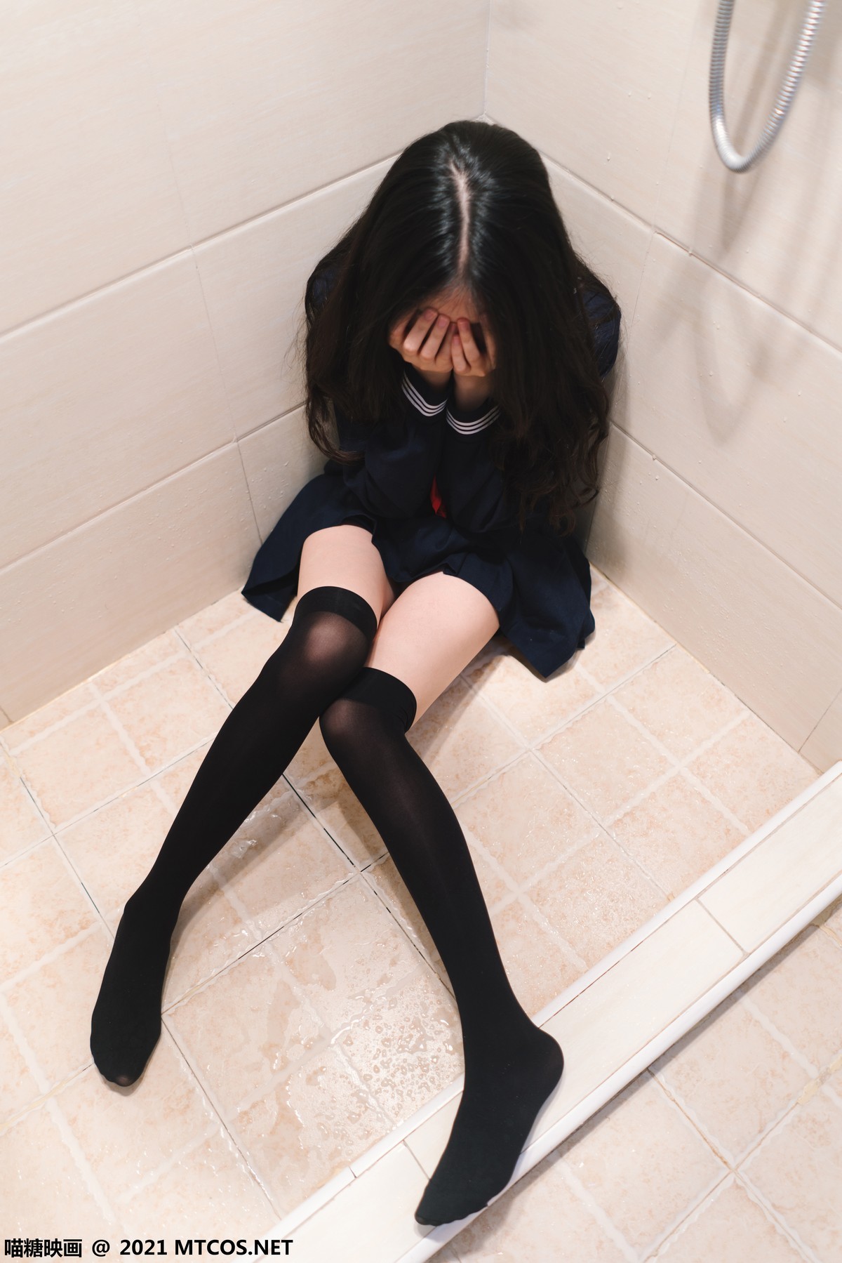 jpxgmn.cc[喵糖映画]Vol.410_JK制服美少女私房浴室黑短裙下黑丝袜湿身秀美腿诱惑写真29P