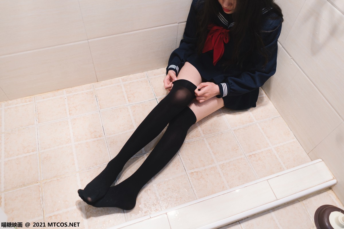 jpxgmn.cc[喵糖映画]Vol.410_JK制服美少女私房浴室黑短裙下黑丝袜湿身秀美腿诱惑写真29P