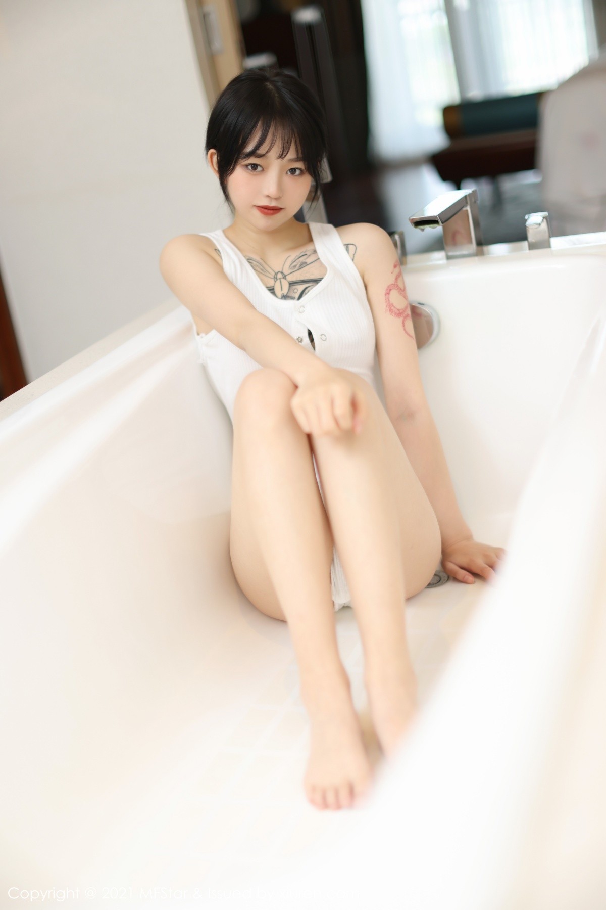 jpxgmn.cc[MFStar模范学院]Vol.496_嫩模奶瓶子丽江旅拍私房浴缸白色高叉连体衣湿身诱惑写真48P
