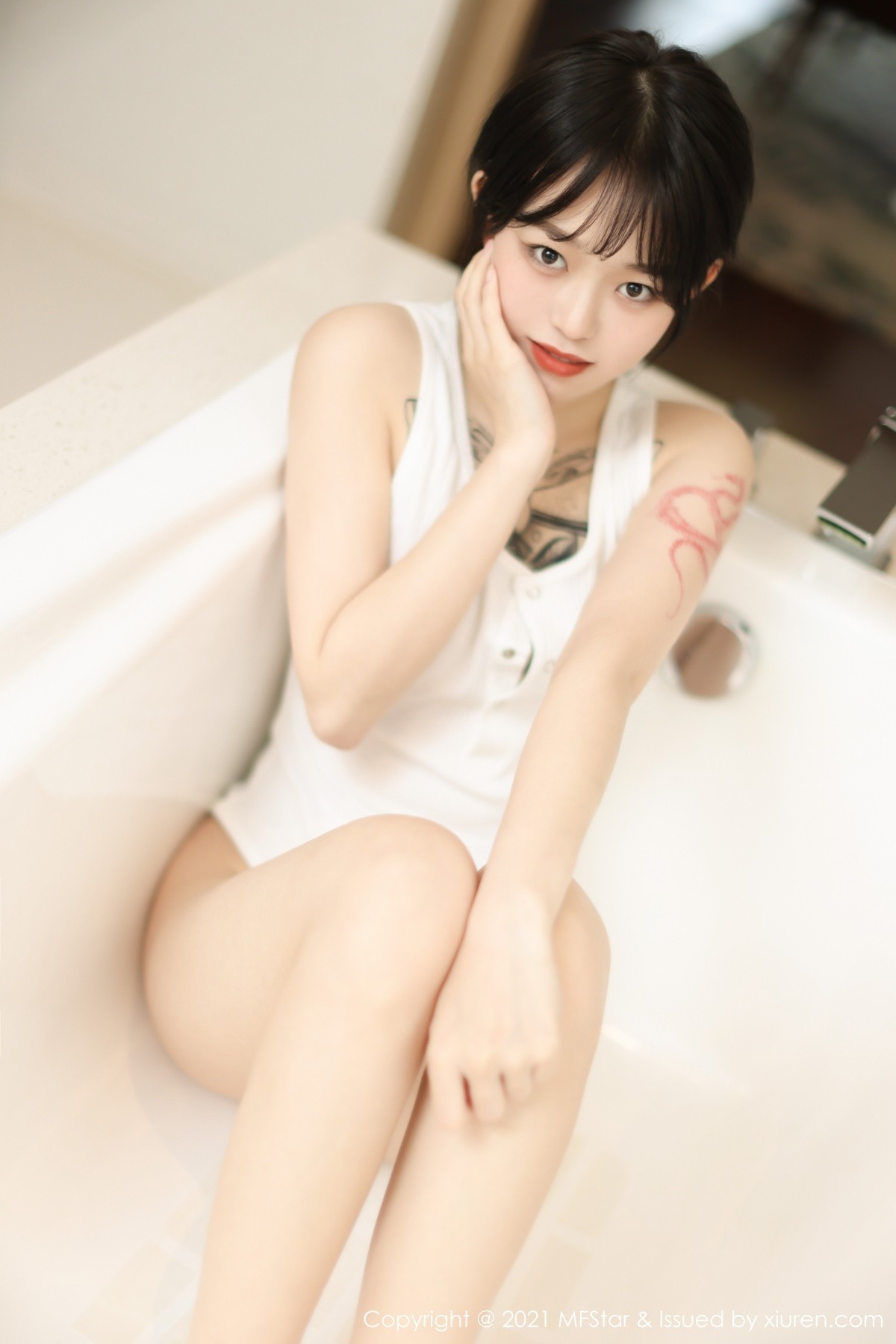 jpxgmn.cc[MFStar模范学院]Vol.496_嫩模奶瓶子丽江旅拍私房浴缸白色高叉连体衣湿身诱惑写真48P