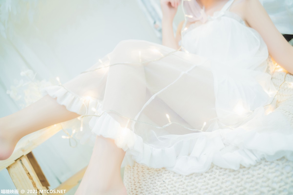 jpxgmn.cc[喵糖映画]Vol.411_白纱裙美少女私房小灯下性感薄纱透视秀美腿迷人诱惑写真38P