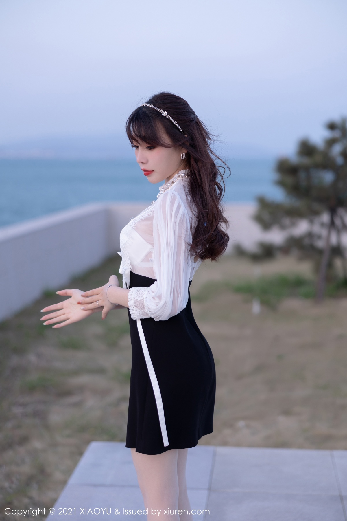 jpxgmn.cc[XiaoYu画语界]Vol.534_女神芝芝Booty青岛旅拍白色内衣配开档白丝裤袜极致魅惑写真75P