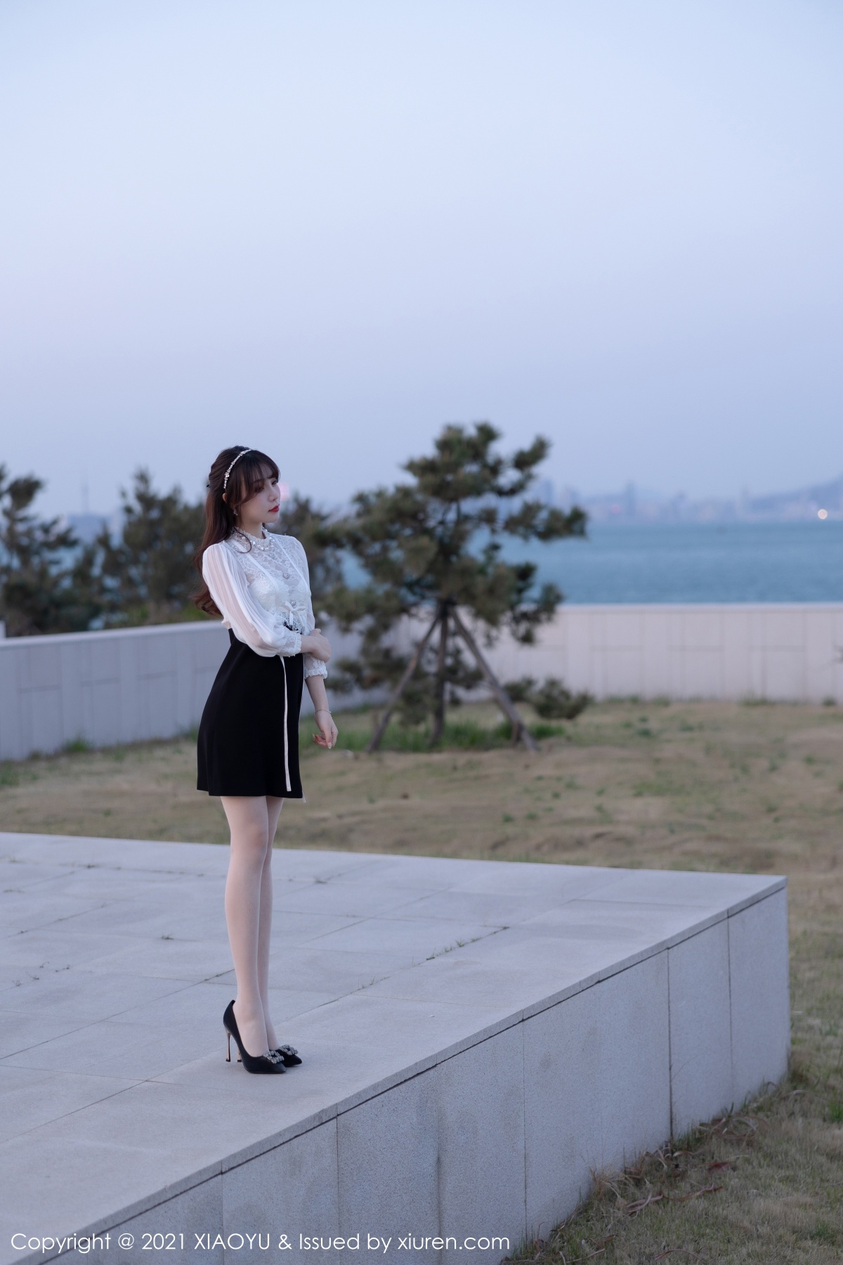 jpxgmn.cc[XiaoYu画语界]Vol.534_女神芝芝Booty青岛旅拍白色内衣配开档白丝裤袜极致魅惑写真75P