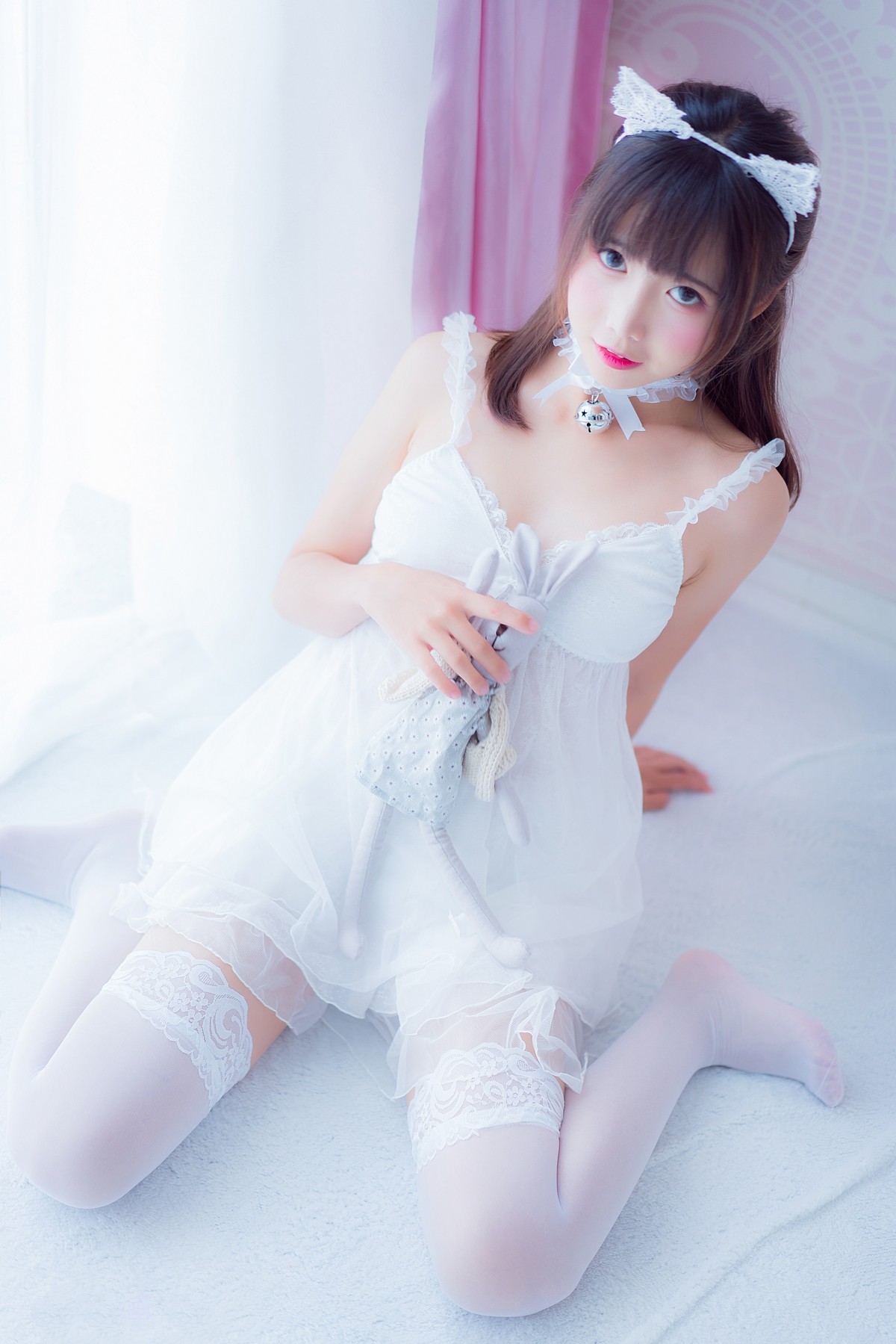 jpxgmn.cc[喵糖映画]Vol.415_白裙少女私房性感吊裙配白色蕾丝袜秀完美身材靓丽迷人写真30P