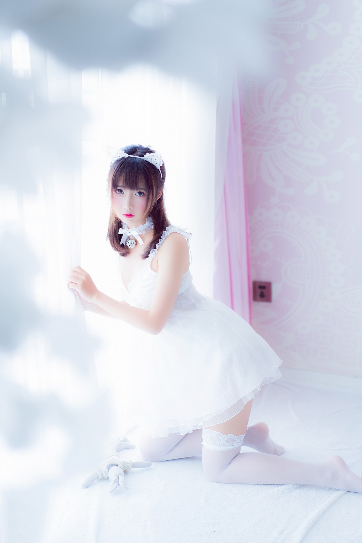 jpxgmn.cc[喵糖映画]Vol.415_白裙少女私房性感吊裙配白色蕾丝袜秀完美身材靓丽迷人写真30P