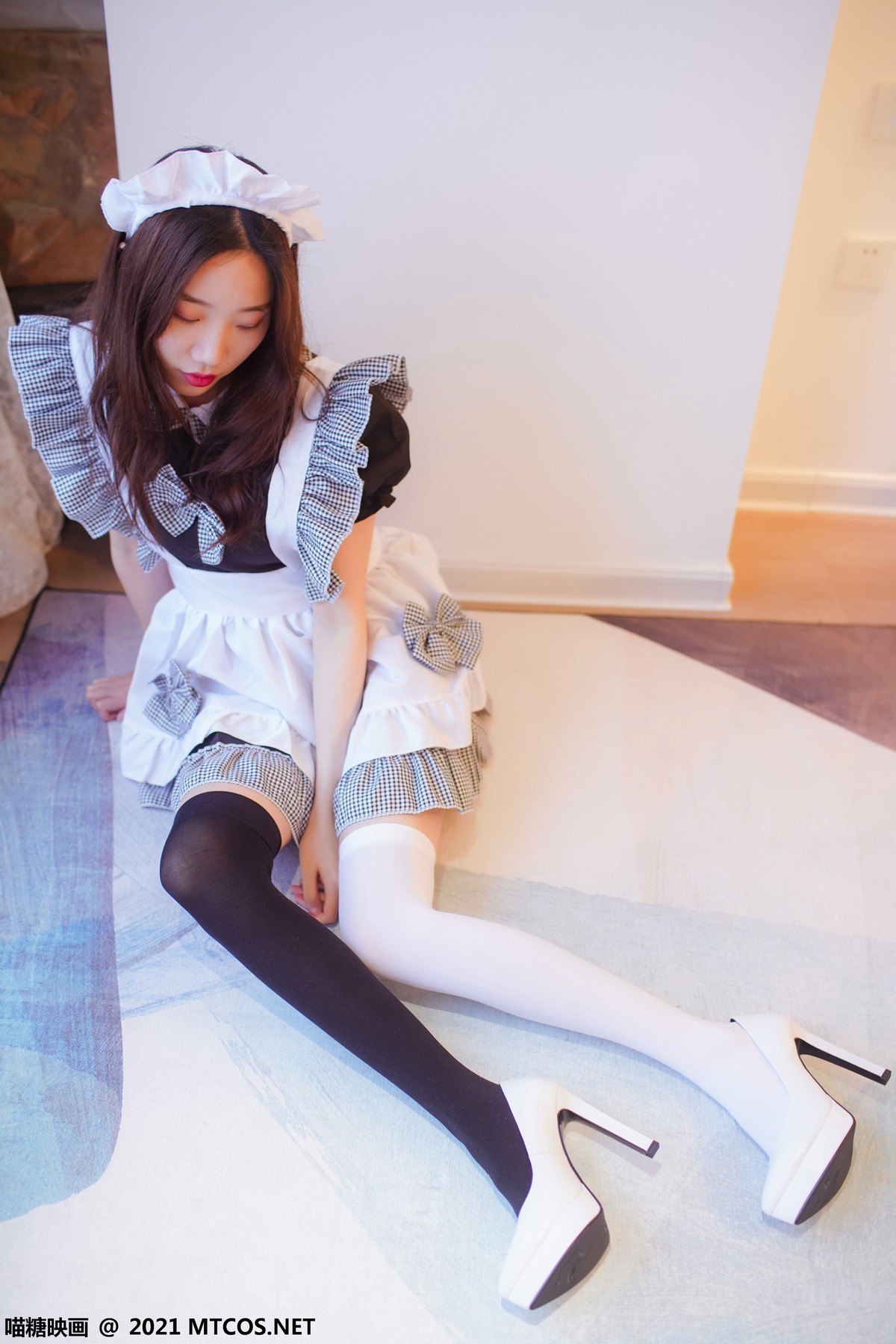 jpxgmn.cc[喵糖映画]Vol.416_黑色女仆装美少女私房性感黑白丝袜秀白嫩美腿迷人写真37P