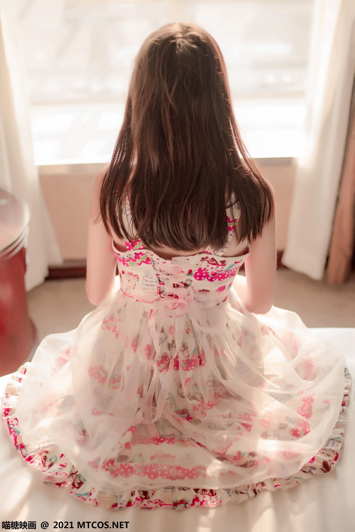jpxgmn.cc[喵糖映画]Vol.417_秀发美少女私房床上性感草莓裙子配白丝袜秀美腿诱惑写真27P