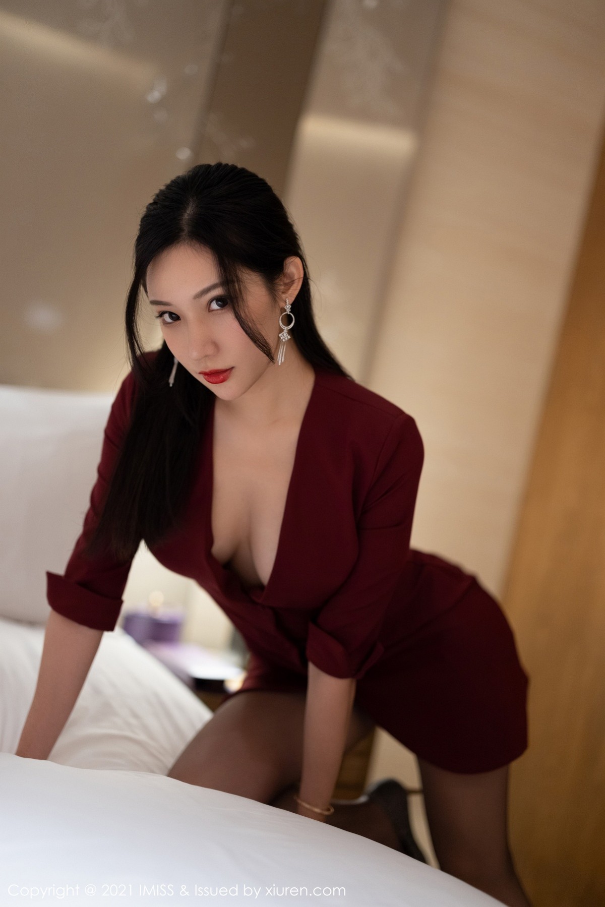 jpxgmn.cc[IMISS爱蜜社]Vol.598_女神小狐狸Kathryn猩红华丽大衣配黑丝裤袜极致魅惑写真68P