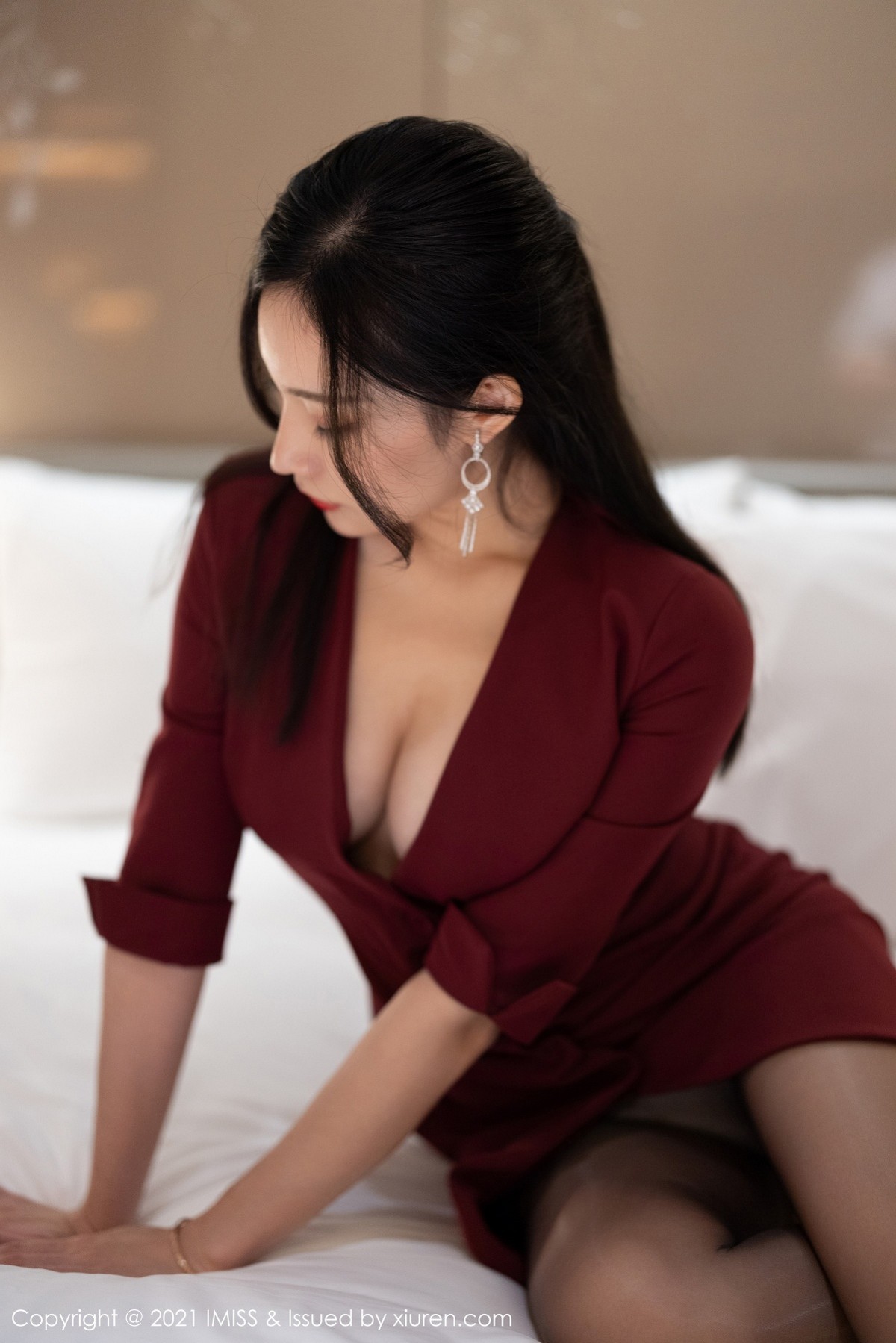 jpxgmn.cc[IMISS爱蜜社]Vol.598_女神小狐狸Kathryn猩红华丽大衣配黑丝裤袜极致魅惑写真68P